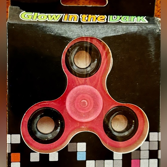 Brand New Glow In the Dark Pink Fidget Spinner - Picture 1 of 2